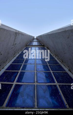 Die Trogbrücke Magdeburg / Hohenwarthe ist mit einer Länge von 918m die weltweit längste Kanalbrücke und Europas größte Stahlkonstruktion. DAS Kernstück des Wasserstraßenkreuzes Magdeburg führt den Mittellandkanal BEI Elbe-kilomètre 339,11 über die Elbe. Hohenwarthe, 09.02.2025 Foto:Xu.xStammx/xFuturexImagex trogbruecke 5202 Banque D'Images