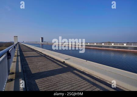 Die Trogbrücke Magdeburg / Hohenwarthe ist mit einer Länge von 918m die weltweit längste Kanalbrücke und Europas größte Stahlkonstruktion. DAS Kernstück des Wasserstraßenkreuzes Magdeburg führt den Mittellandkanal BEI Elbe-kilomètre 339,11 über die Elbe. Hohenwarthe, 09.02.2025 Foto:Xu.xStammx/xFuturexImagex trogbruecke 5213 Banque D'Images