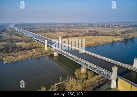 Die Trogbrücke Magdeburg / Hohenwarthe ist mit einer Länge von 918m die weltweit längste Kanalbrücke und Europas größte Stahlkonstruktion. DAS Kernstück des Wasserstraßenkreuzes Magdeburg führt den Mittellandkanal BEI Elbe-kilomètre 339,11 über die Elbe. Hohenwarthe, 09.02.2025 Foto:Xu.xStammx/xFuturexImagex trogbruecke 5219 Banque D'Images