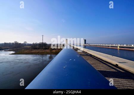 Die Trogbrücke Magdeburg / Hohenwarthe ist mit einer Länge von 918m die weltweit längste Kanalbrücke und Europas größte Stahlkonstruktion. DAS Kernstück des Wasserstraßenkreuzes Magdeburg führt den Mittellandkanal BEI Elbe-kilomètre 339,11 über die Elbe. Hohenwarthe, 09.02.2025 Foto:Xu.xStammx/xFuturexImagex trogbruecke 5216 Banque D'Images