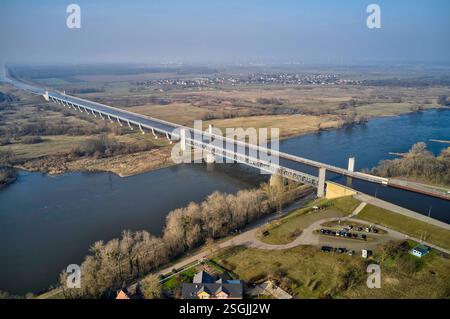 Die Trogbrücke Magdeburg / Hohenwarthe ist mit einer Länge von 918m die weltweit längste Kanalbrücke und Europas größte Stahlkonstruktion. DAS Kernstück des Wasserstraßenkreuzes Magdeburg führt den Mittellandkanal BEI Elbe-kilomètre 339,11 über die Elbe. Hohenwarthe, 09.02.2025 *** avec une longueur de 918 m, le pont en auge de Magdebourg Hohenwarthe est le plus long pont canal du monde et la plus grande structure métallique d'Europe le noyau de la jonction de la voie navigable de Magdebourg porte le canal Mittelland sur l'Elbe au kilomètre 339,11 Hohenwarthe, 09 02 2025 Foto:Xu.xStammx/xFuturexImagex trogbruecke 5228 Banque D'Images