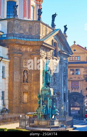 Le monument en bronze au roi Charles IV contre l'église Saint François d'assise sculptée, place des croisés dans la vieille ville de Prague, en Tchéquie Banque D'Images