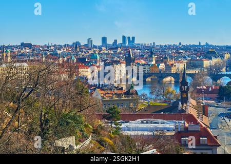 Les vieux toits de tuiles, les dômes et les tours de Prague, la rivière Vltava avec le pont Charles médiéval, comme vu du point de vue des jardins Chotek, Prague, Tchéquie Banque D'Images