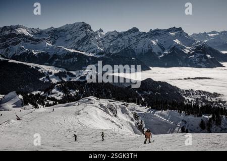 Vue sur le village de Villars et les montagnes des Diablerets, depuis la station de ski de Villars, canton de Vaud, Alpes suisses, Suisse Banque D'Images