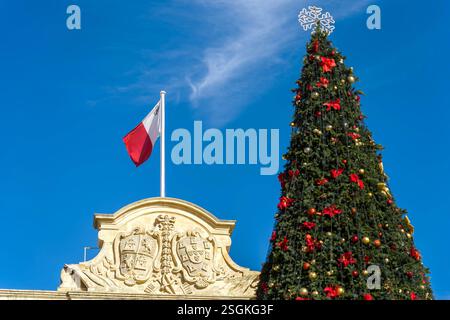Drapeau maltais et sapin de Noël à La Valette, Malte. Banque D'Images