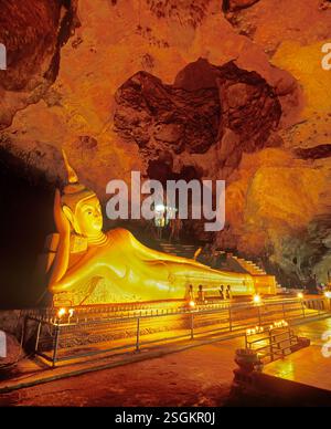 Statue de Bouddha couché, Wat Suwan Kuha, Phang-Nga, Thaïlande, Asie Banque D'Images