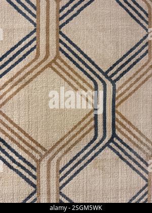 Gros plan du tissu de tapis de tapis dans le motif de tissage de diamant et les lignes. En brun, or et beige. Texture d'arrière-plan transparente. Banque D'Images