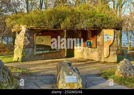 Loch Maree Wester Ross Écosse le bâtiment de la réserve naturelle nationale Beinn Eighe avec panneaux d'information et brochures Banque D'Images