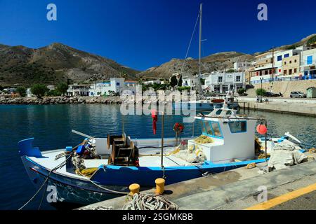 Bateau de pêche grec, Livadia, Tilos, îles du Dodécanèse, sud de la mer Égée, Grèce. Banque D'Images