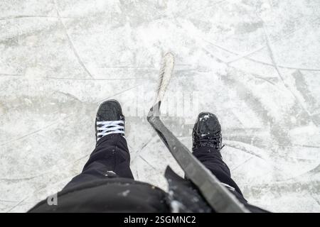 Vue de dessus : patins à glace et bâton de hockey sur la patinoire Frozen Banque D'Images