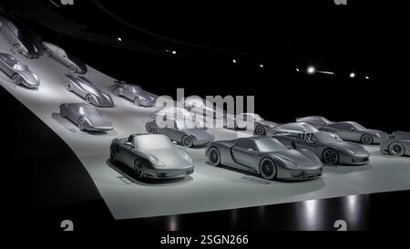 Développement de véhicules Porsche sous forme de modèles argentés à l'échelle 1:3 dans le pavillon d'exposition Porsche moderne de l'Autostadt Wolfsburg Banque D'Images