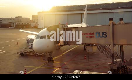 Airbus A320-232 d'Eurowings à la porte d'entrée du terminal A de l'aéroport de Düsseldorf (dus/EDDL). Vue de la manutention au sol et de l'embarquement au lever du soleil Banque D'Images