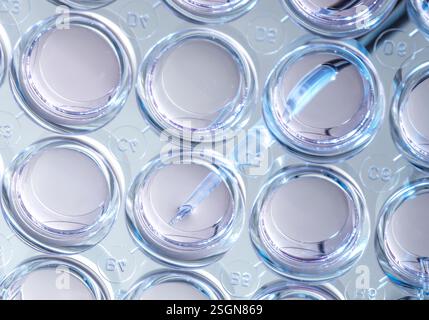 Biomédecine, scientifique préparant des cellules en milieu de croissance en laboratoire Banque D'Images