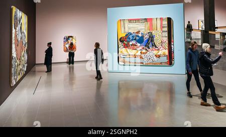 Londres, Royaume-Uni. 10 février 2025. Vue générale de Mickalene Thomas 'DIN avec la main dans le miroir et jupe rouge' (2023) au centre et autres œuvres, grand angle. La salle dispose également de coins salon pour que les visiteurs puissent s'attarder et regarder l'installation. La Hayward Gallery présente deux expositions personnelles célébrant des artistes femmes pionnières redéfinissant l’image féminine. Les expositions 'Linder : danger came Smiling' et 'Mickalene Thomas : All About Love' se tiendront jusqu'au 5 mai 2025. Crédit : Imageplotter/Alamy Live News Banque D'Images