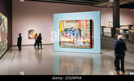 Londres, Royaume-Uni. 10 février 2025. Vue générale de Mickalene Thomas 'DIN avec la main dans le miroir et jupe rouge' (2023) au centre et autres œuvres, grand angle. La salle dispose également de coins salon pour que les visiteurs puissent s'attarder et regarder l'installation. La Hayward Gallery présente deux expositions personnelles célébrant des artistes femmes pionnières redéfinissant l’image féminine. Les expositions 'Linder : danger came Smiling' et 'Mickalene Thomas : All About Love' se tiendront jusqu'au 5 mai 2025. Crédit : Imageplotter/Alamy Live News Banque D'Images