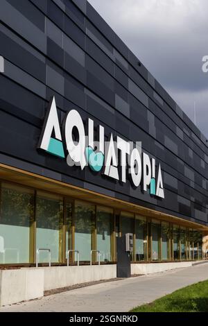 AALST, BELGIQUE, 4 OCTOBRE 2024 : vue extérieure du centre sportif Aquatopia à Aalst. C'est le nouveau complexe de natation pour la ville avec des piscines de 50m et 25m, Banque D'Images