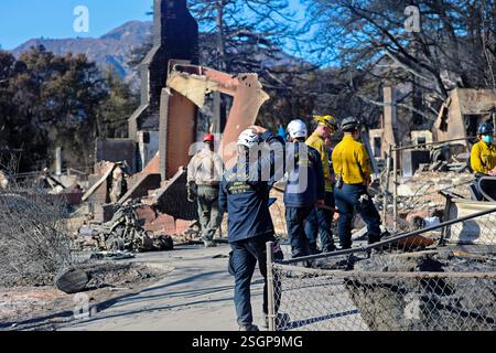 EATON, COMTÉ DE LOS ANGELES, CALIFORNIE, États-Unis - 15 janvier 2025 - les pompiers s'attaquent à des incendies dans la région d'Eaton dans le comté de Los Angeles, Californie, États-Unis. Th Banque D'Images