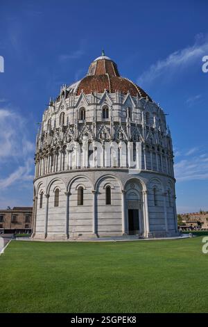 Photo de l'extérieur du Baptistère médiéval de la cathédrale de Pise dédié à Jean le Baptiste, Pise Italie. Le Baptistère, dédié à Banque D'Images