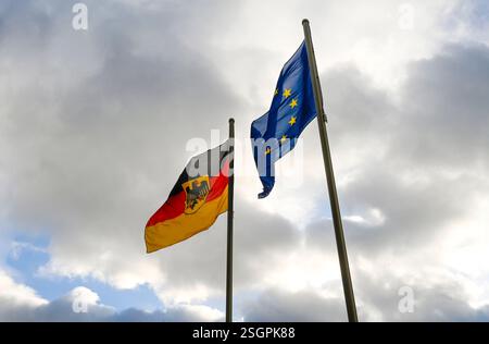 Drapeaux de l'UE et de l'Allemagne agitant sur le mât de drapeau à Berlin Banque D'Images