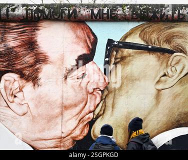 BERLIN - Jan 08 : East Side Gallery avec murale My God, aidez-moi à survivre à cet amour mortel le 08,2025 janvier Allemagne Banque D'Images