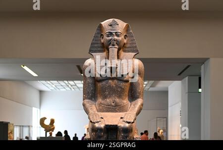 ABU DHABI - 15 septembre : statue de Pharaon au Musée du Louvre à Abu Dhabi le 15,2024 septembre aux Émirats arabes Unis Banque D'Images