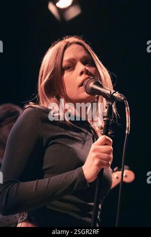 Copenhague, Danemark. 07 février 2025. Le duo danois Gorgeous donne un concert live à l’Hôtel Cecil à Copenhague. Ici, la chanteuse Marie Louise Bjarnarson est vue en direct sur scène. Banque D'Images