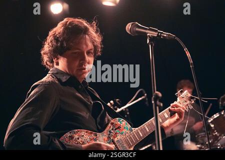 Copenhague, Danemark. 07 février 2025. Le duo danois Gorgeous donne un concert live à l’Hôtel Cecil à Copenhague. Ici, le musicien Andreas Murga est vu en direct sur scène. Banque D'Images