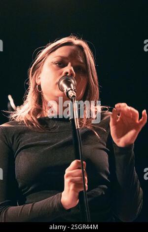 Copenhague, Danemark. 07 février 2025. Le duo danois Gorgeous donne un concert live à l’Hôtel Cecil à Copenhague. Ici, la chanteuse Marie Louise Bjarnarson est vue en direct sur scène. Banque D'Images