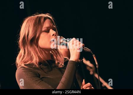 Copenhague, Danemark. 07 février 2025. Le duo danois Gorgeous donne un concert live à l’Hôtel Cecil à Copenhague. Ici, la chanteuse Marie Louise Bjarnarson est vue en direct sur scène. Banque D'Images