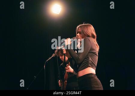 Copenhague, Danemark. 07 février 2025. Le duo danois Gorgeous donne un concert live à l’Hôtel Cecil à Copenhague. Ici, la chanteuse Marie Louise Bjarnarson est vue en direct sur scène. Banque D'Images