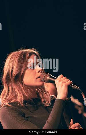 Copenhague, Danemark. 07 février 2025. Le duo danois Gorgeous donne un concert live à l’Hôtel Cecil à Copenhague. Ici, la chanteuse Marie Louise Bjarnarson est vue en direct sur scène. Banque D'Images