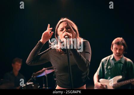 Copenhague, Danemark. 07 février 2025. Le duo danois Gorgeous donne un concert live à l’Hôtel Cecil à Copenhague. Ici, la chanteuse Marie Louise Bjarnarson est vue en direct sur scène. Banque D'Images