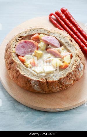 La soupe aigre de seigle à l'intérieur du pain. Table de petit déjeuner de Pâques. Banque D'Images