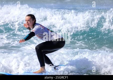 Surfeuse, Playa Piedra surf Beach, El Cotillo, Fuerteventura, Îles Canaries, Espagne. Banque D'Images