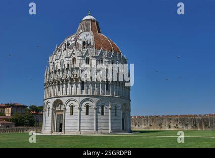 Photo de l'extérieur du Baptistère médiéval de la cathédrale de Pise dédié à Jean le Baptiste, Pise Italie. Le Baptistère, dédié à Banque D'Images
