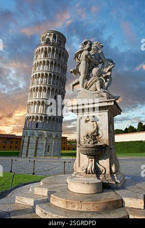 Photo de la tour romane médiévale penchée de Pise (clocher de la cathédrale, torre pendente di Pisa) au coucher du soleil, Pise, Italie. La hauteur de la tour Banque D'Images
