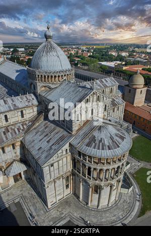 Photo aérienne sur le toit de la cathédrale romane médiévale de Pise (Duomo de Pise) dédiée à Santa Maria Assunta, Pise Italie. La Piazza del Duomo i. Banque D'Images
