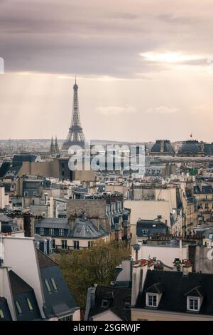 Tour Eiffel et toits de Paris, vue aérienne depuis le Centre Pompidou (ou Beaubourg) Banque D'Images
