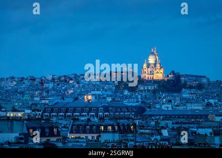 Butte Montmartre et basilique du Sacré-Cœur (colline de Montmartre et basilique du Sacré-cœur) la nuit à Paris, France Banque D'Images
