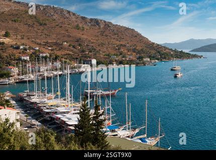 Goélettes dans le port de Bozburun. Village méditerranéen en Turquie. District de Marmaris, province de Mugla, Turquie Banque D'Images