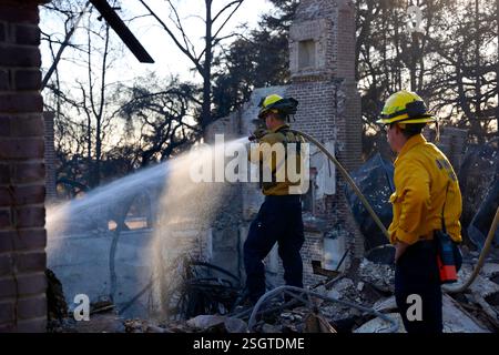 EATON, COMTÉ DE LOS ANGELES, CALIFORNIE, États-Unis - 14 janvier 2025 - les pompiers s'attaquent aux séquelles des incendies dans la région d'Eaton, dans le comté de Los Angeles, en Californie Banque D'Images