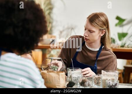 Les participants créent des arrangements succulents uniques tout en établissant des liens dans un atelier animé. Banque D'Images