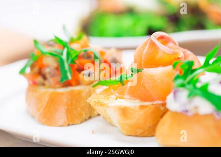 Délicieux hors-d'œuvre servis sur une assiette blanche avec une variété de garnitures et de garnitures Banque D'Images
