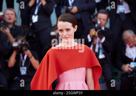 Claire Foy marche sur le tapis rouge avant la cérémonie d'ouverture et la première de 'First Man' lors du 75e Festival du film de Venise à Sala Grande le 29 août 2018 à Venise, en Italie Banque D'Images