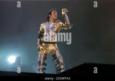 Michael Jackson Live in London 1997 Michael Joseph Jackson (29 août 1958 ñ 25 juin 2009) est un chanteur, compositeur et danseur américain. Surnommé le «roi de la pop», il est l'un des artistes les plus populaires au monde et l'un des artistes musicaux les plus vendus de tous les temps[1] [2]. Les contributions de Jackson à la musique, à la danse et à la mode[3] [4] [5] ainsi que sa vie personnelle médiatisée ont fait de lui une figure mondiale de la culture populaire pendant plus de quatre décennies Banque D'Images