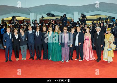 Producteur Jon Kilik, actrice Anne Consigny, acteur Mathieu Amalric, acteur Mads Mikkelsen, acteur Vladimir Consigny, L'actrice Stella Schnabel, l'actrice Emmanuelle Seigner, la scénariste et montrice Louise Kugelberg, le réalisateur Julian Schnabel, l'acteur Willem Dafoe, le scénariste Jean-Claude Carriere, l'actrice Lolita Chammah, le directeur de la photographie Benoit Delhomme et l'épouse de Carriere, Nahal Tajadod, marchent sur le tapis rouge avant la projection de 'at Eternity's Gate' lors du 75e Festival du film de Venise à Sala Grande le 3 septembre 2018 à Venise, en Italie Banque D'Images