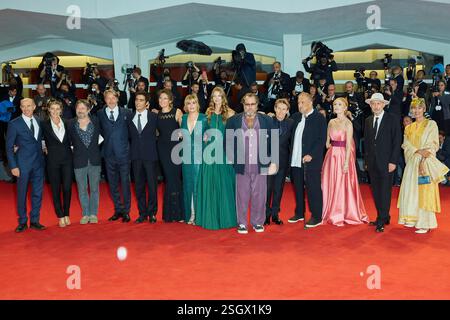 Producteur Jon Kilik, actrice Anne Consigny, acteur Mathieu Amalric, acteur Mads Mikkelsen, acteur Vladimir Consigny, L'actrice Stella Schnabel, l'actrice Emmanuelle Seigner, la scénariste et montrice Louise Kugelberg, le réalisateur Julian Schnabel, l'acteur Willem Dafoe, le scénariste Jean-Claude Carriere, l'actrice Lolita Chammah, le directeur de la photographie Benoit Delhomme et l'épouse de Carriere, Nahal Tajadod, marchent sur le tapis rouge avant la projection de 'at Eternity's Gate' lors du 75e Festival du film de Venise à Sala Grande le 3 septembre 2018 à Venise, en Italie Banque D'Images