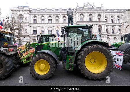 Whitehall, Londres, Royaume-Uni. 10 février 2025. Les agriculteurs protestent contre les tracteurs remplissent Whitehall. Credit : Matthew Chattle/Alamy Live News Banque D'Images