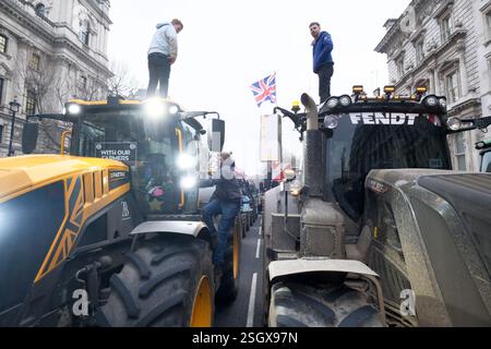 Whitehall, Londres, Royaume-Uni. 10 février 2025. Les agriculteurs protestent contre les tracteurs remplissent Whitehall. Credit : Matthew Chattle/Alamy Live News Banque D'Images