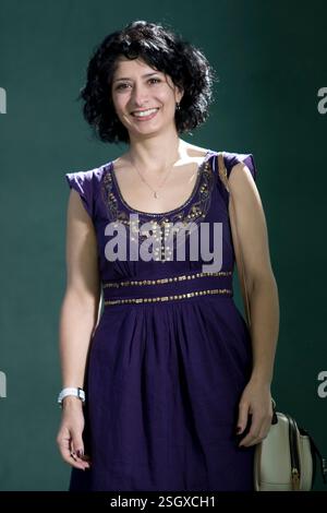 La comédienne Shappi Khorsandi, née en Iran, photographiée au Festival international du livre d'Édimbourg où elle a parlé de son nouveau livre intitulé 'A Beginner's Guide to Acting English'. L'événement de trois semaines est le plus grand festival littéraire du monde et se tient pendant le Festival annuel d'Édimbourg. L'événement de 2010 a comporté des exposés et des présentations de plus de 500 auteurs du monde entier. Banque D'Images